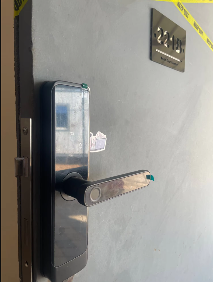 Tropernic smart lock handle terpasang