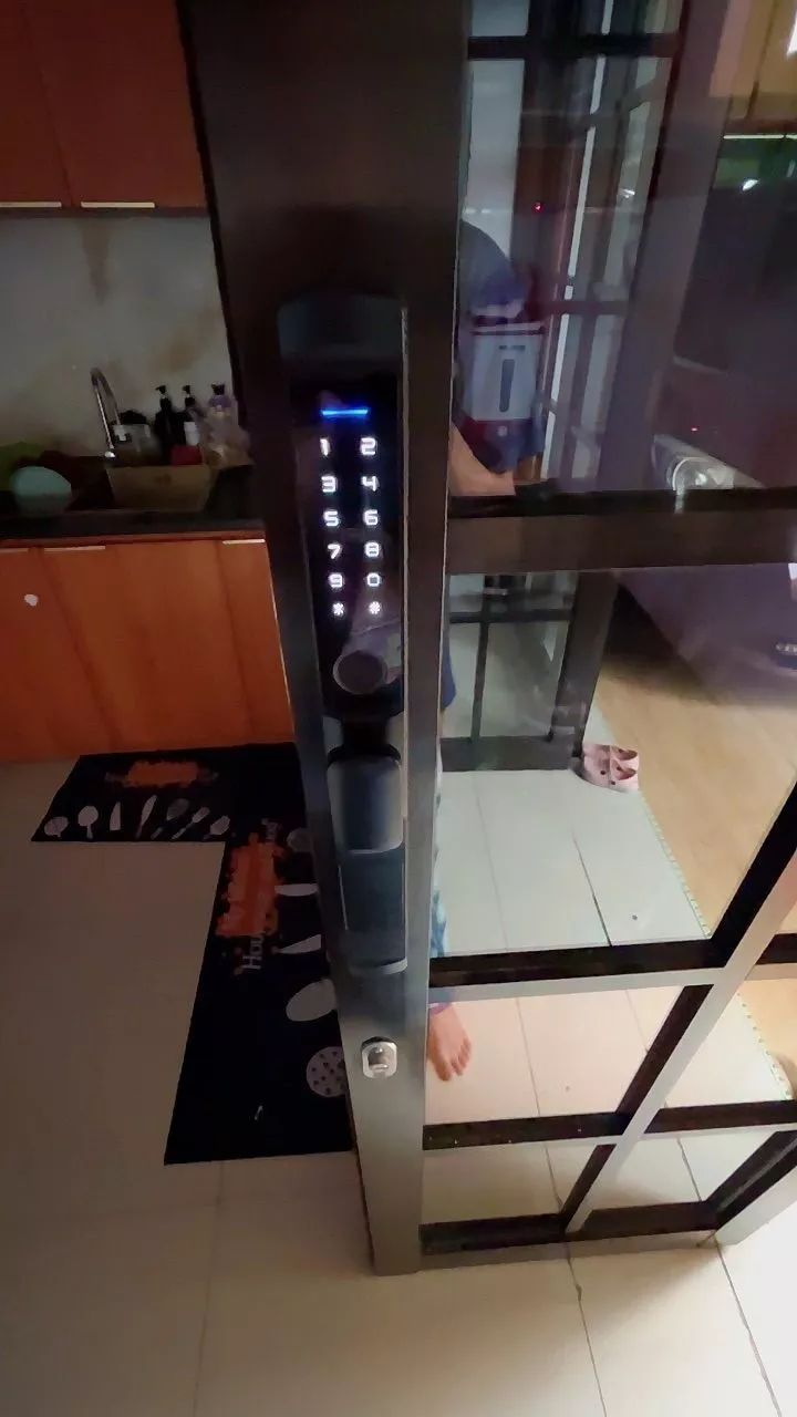 Tropernic smart lock terpasang tampak depan