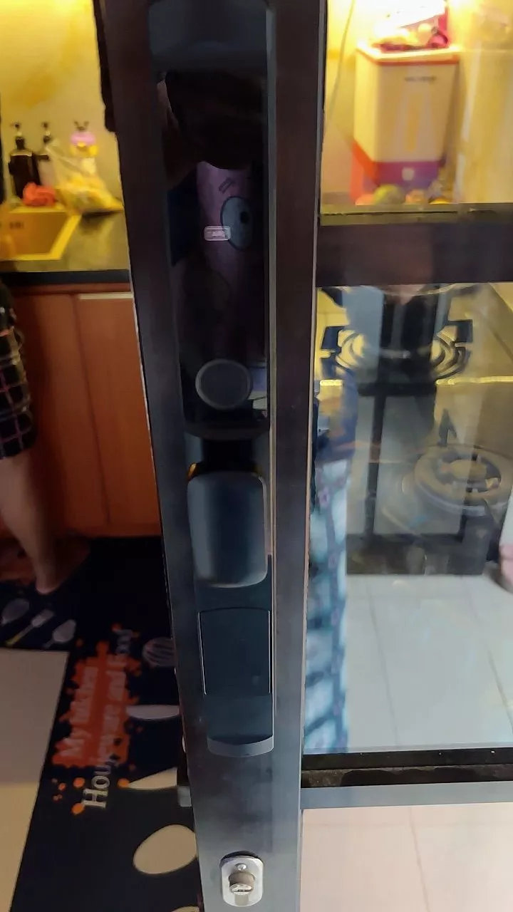 Tropernic smart lock terpasang tampak dekat