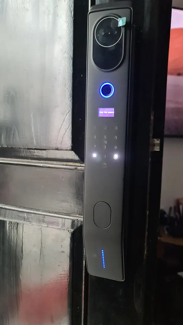 Tropernic smart lock terpasang di pintu