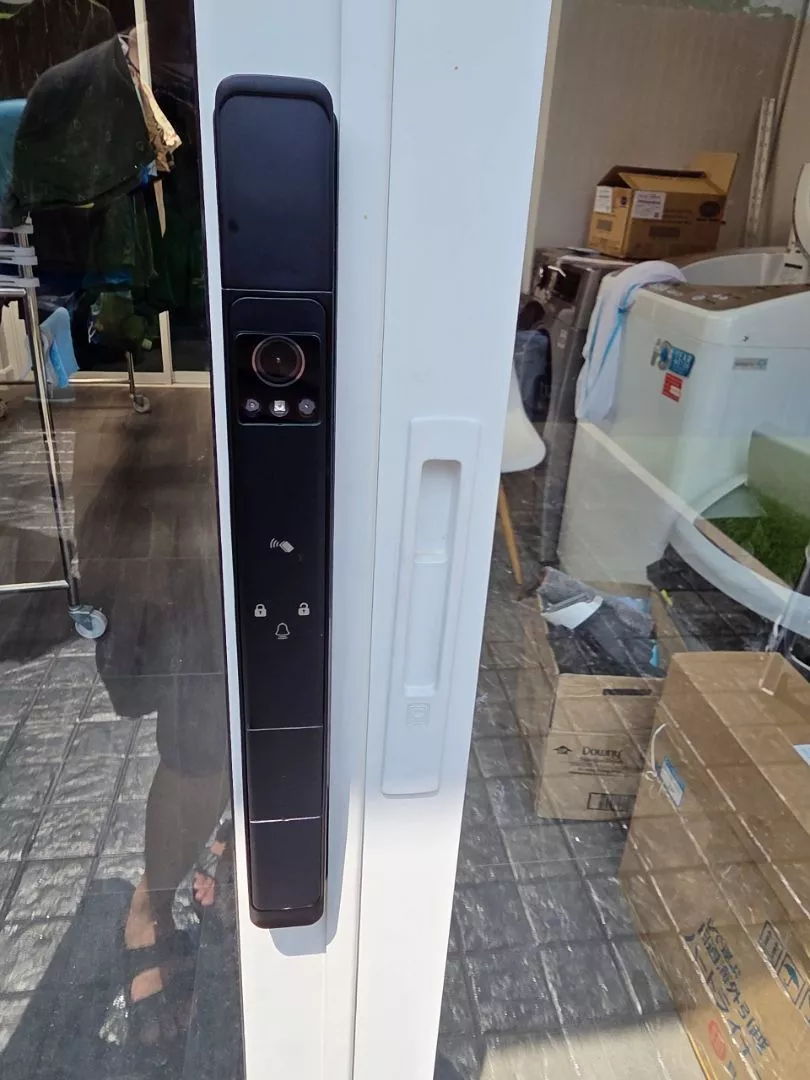 Tropernic smart lock tampak dekat di pintu kaca