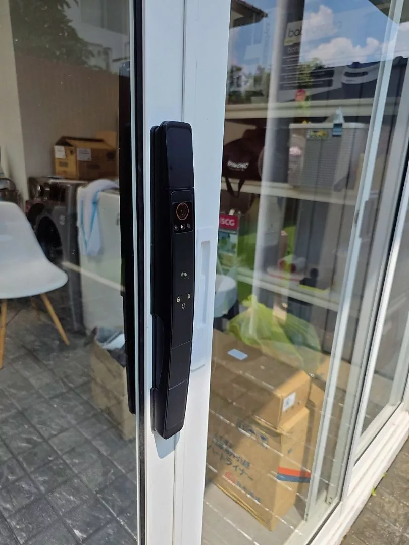 Tropernic smart lock terpasang di pintu kaca